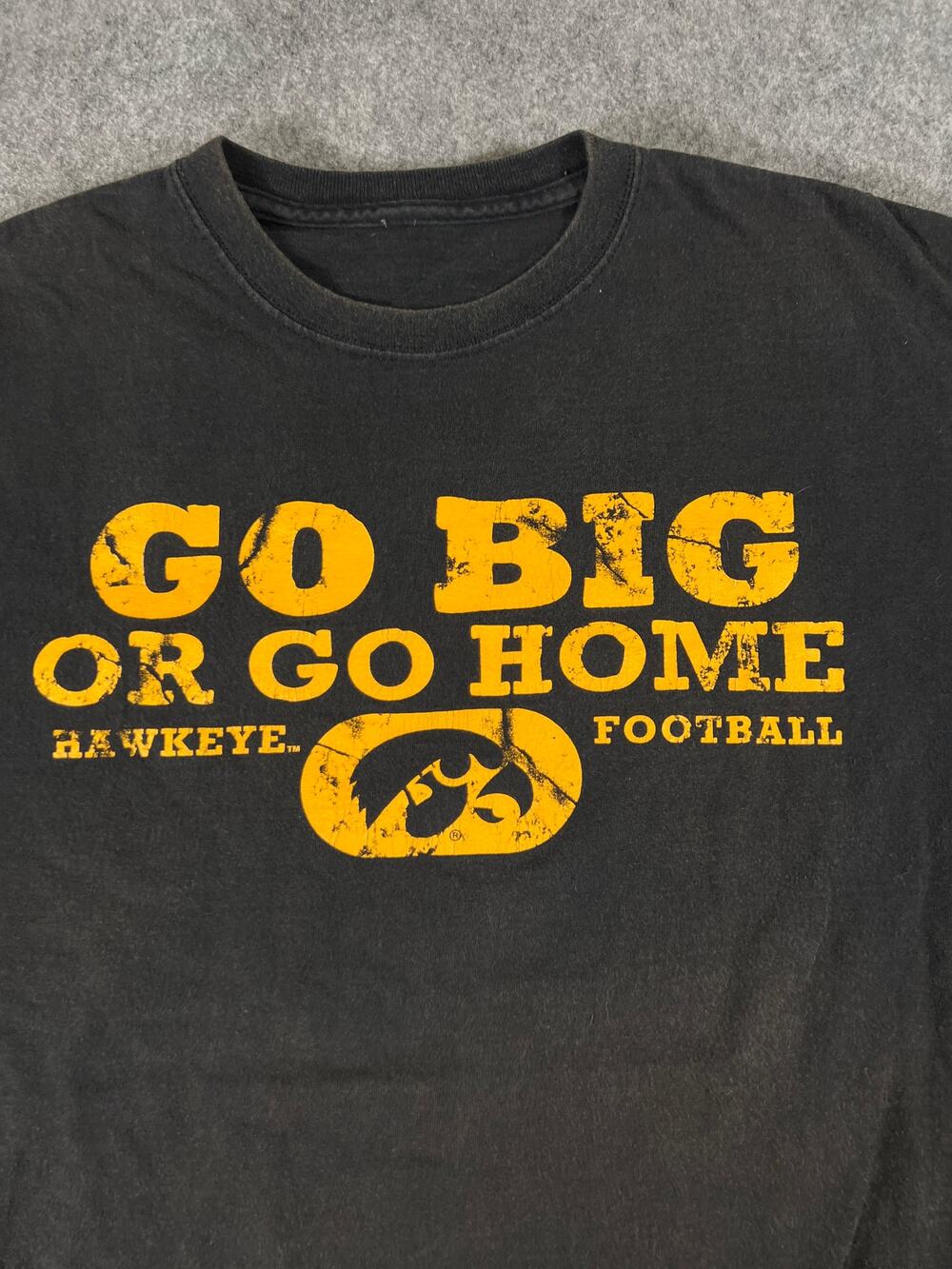 Iowa Hawkeyes Football Shirt Mens XL Black Graphic Print Basic Tee Streetwear